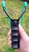 Steinschleuder / Zwille "Deluxe" - stabiler Metallrahmen - HighTec Gummiband - ergonomisch geformter Griff + Ersatzgummi + 200 Metallkugeln