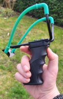 Steinschleuder / Zwille "Deluxe" - stabiler Metallrahmen - HighTec Gummiband - ergonomisch geformter Griff + Ersatzgummi + 200 Metallkugeln