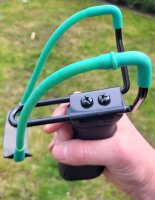 Steinschleuder / Zwille "Deluxe" - stabiler Metallrahmen - HighTec Gummiband - ergonomisch geformter Griff + 200 Metallkugeln