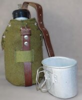 Rumänische Feldflasche - ca. 0,95 Liter - 100% Aluminium - inkl. Becher mit Klappgriffen - Wollbezug - Lederriemen - Original