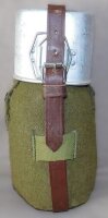 Rumänische Feldflasche - ca. 0,95 Liter - 100% Aluminium - inkl. Becher mit Klappgriffen - Wollbezug - Lederriemen - Original