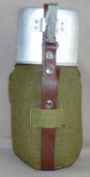Rumänische Feldflasche - ca. 0,95 Liter - 100% Aluminium - inkl. Becher mit Klappgriffen - Wollbezug - Lederriemen - Original