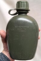 NL Holländische Feldflaschen Set - ca. 0,8 Liter - Kunststoff - inkl. Metall Becher mit Klappgriffen - DPM Bezug - Original Militär
