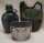 NL Holländische Feldflaschen Set - ca. 0,8 Liter - Kunststoff - inkl. Metall Becher mit Klappgriffen - NL Tarn - Original Militär